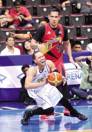 TALK ‘N TEXT’s Kelly Williams (front) loses his balance while San Miguel Beer’s June Mar Fajardo looks on during Game 3 of their semifinal showdown.  AUGUST DELA CRUZ