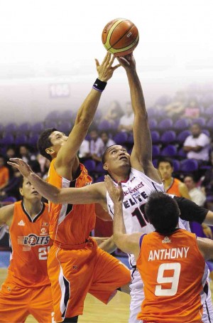 DANNY Ildefonso of Meralco (left) and Jason Ballesteros of Blackwater contest the rebound in a recent match.  Meralco has a twice-to-beat edge against Purefoods in the quarterfinals.  AUGUST DELA CRUZ 