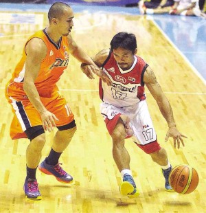 KIA playing-coach Manny Pacquiao tries to shake off  Meralco’s Mike Cortez in last night’s match at Smart Araneta Coliseum.  AUGUST DELA CRUZ