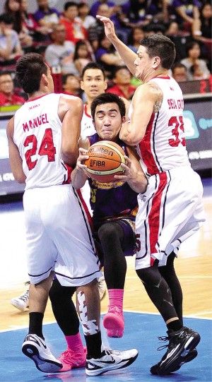 RAIN OR SHINE slasher Ryan Araña gets sandwiched by Vic Manuel (left) and Tony dela Cruz of Alaska on his way to the basket in last night’s Game 3 at Mall of Asia Arena. AUGUST DELA CRUZ