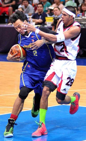 TALK ‘N TEXT forward Jay Washington (left) drives against the defense of San Miguel Beer’s Arwind Santos. The two teams were playing at press time.  AUGUST DELA CRUZ