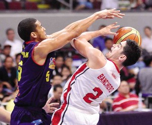 CHRIS Banchero (right) of Alaska looks for a way to shoot against the defense of Rain or Shine’s Gabe Norwood.  AUGUST DELA CRUZ