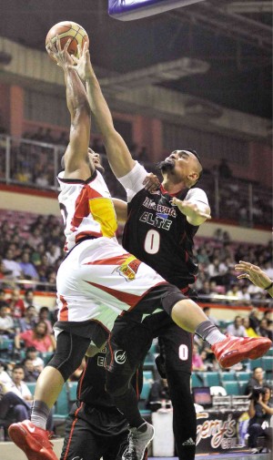 SAN Miguel playmaker Sol Mercado attacks the defense of Blackwater’s Bryan Faundo in yesterday’s game at Cuneta Astrodome. AUGUST DELA CRUZ