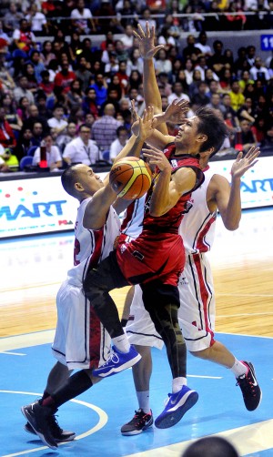 SAN Miguel Beer’s Alex Cabagnot loses possession while driving off Alaska’s JV Casio (left) and Samigue Eman in last night’s Game 3. AUGUST DELA CRUZ