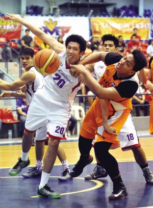 CAFE France’s Yutien Andrada  (left) and Bread Story’s  Joseph Angelo Gabayni go after the loose ball in yesterday’s game. AUGUST DELA CRUZ