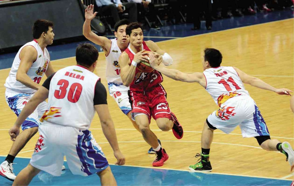ALASKA VS RAIN OR SHINE / JANUARY 4, 2015 Alaska's Dondon Hontiveros (25) protects the ball from TY Tang (11) of ain or Shine during theur game at the Mall of Asia Arena on Sunday.     INQUIRER PHOTO / GRIG C. MONTEGRANDE