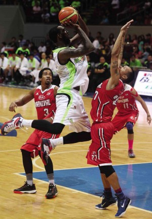 FLASHY Globalport import C.J. Leslie attacks the defense of KIA’s Mark Yee in last night’s game at Mall of Asia Arena. EDWIN BACASMAS