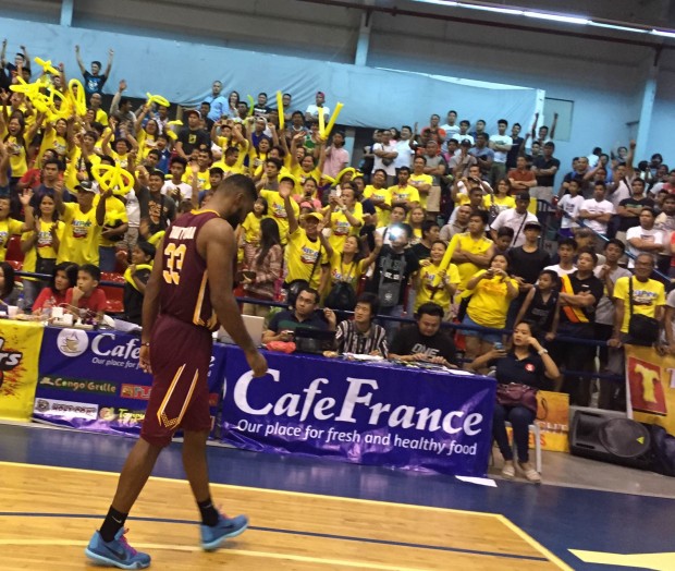 Moala Tautuaa exits the court with his head down after Cagayan bowed to Hapee in the finals. BONG LOZADA/INQUIRER.net