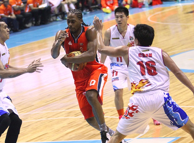 Meralco import Josh Davis drives to the hoops as Rain or Shine's Jeff Chan tries to steal the ball. PBA IMAGES/Nuki Sabio