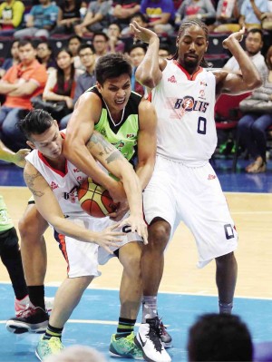 MERALCO’S John Ferriols (left) and Globalport’s Jewel Ponferada tangle for possession in yesterday’s game at MoA Arena. MARIANNE BERMUDEZ