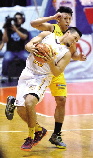 ABEL Galliguez of Cagayan Valley tries to pivot away from Nico Elorde of Hapee Toothpaste at San Juan Arena yesterday. AUGUST DELA CRUZ