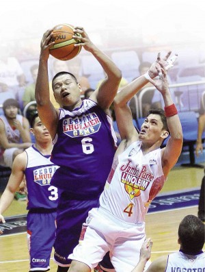 CEBUANA Lhuillier muscleman Norbert Torres beats Maclean Sabelina of Jumbo Plastic to the rebound in yesterday’s game at Filoil Flying V Arena. AUGUST DELA CRUZ 