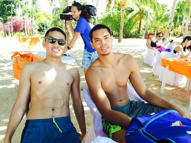 Kevin Alas and Japeth Aguilar chilling by the beach. Mark Giongco/INQUIRER.net