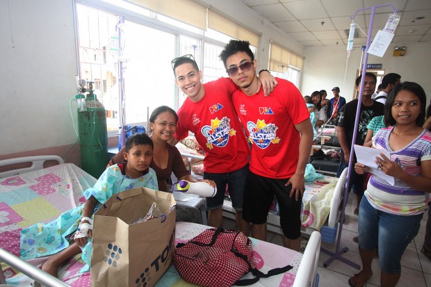 Raymond  Almazan (bottom right), Eric Camson (left), Terrence Romeo and Brian Heruela visits the children's ward of Ospital ng Palawan. PBA Image/Nuki Sabio