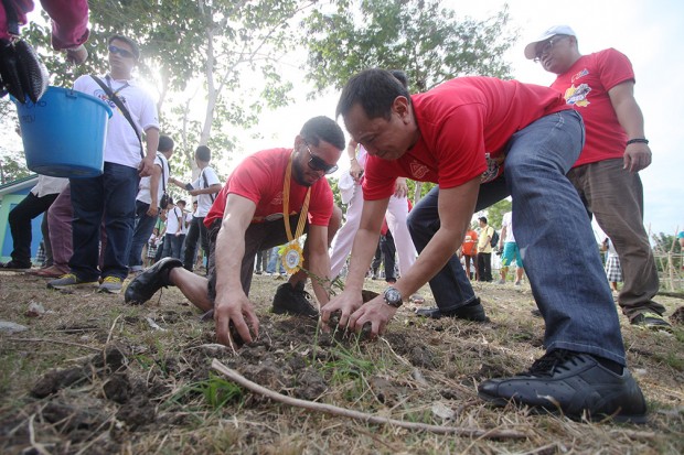 PBA COmmissioner Chito Salud and Justin Melton helped out to plant a tree. PBA Images/Nuki Sabio