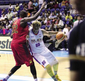 BARAKO Bull’s 7-foot-1 import Sol Alabi (left) clamps down on Asi Taulava in the shaded area in last night’s game. CONTRIBUTED PHOTO /NUKI SABIO, PBA 