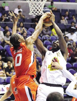MERALCO import Josh Davis blocks a much-taller Solomon Alabi of Barako Bull in last night’s game at Smart Araneta Coliseum. AUGUST DELA CRUZ 