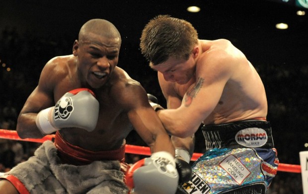 British Ricky Hatton (R) battle with US Floyd Mayweather Jr. at the MGM Grand Garden Arena in Las Vegas, Nevada, 08 December 2007. WBC welterweight champion Floyd Mayweather Jr. won by K.O and keep his WBC title. AFP PHOTO GABRIEL BOUYS