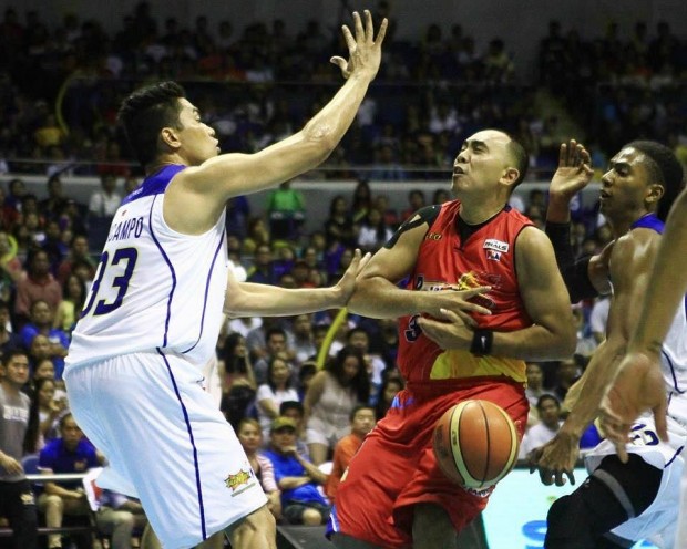 Paul Lee drives to the hoop against Ranidel De Ocampo. PBA Images