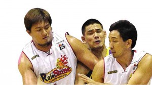 BEAU Belga (left) of Rain or Shine screens off Talk ‘N Text’s Kevin Alas for a pass to Jeff Chan in last night’s game at the Big Dome.  AUGUST DELA CRUZ
