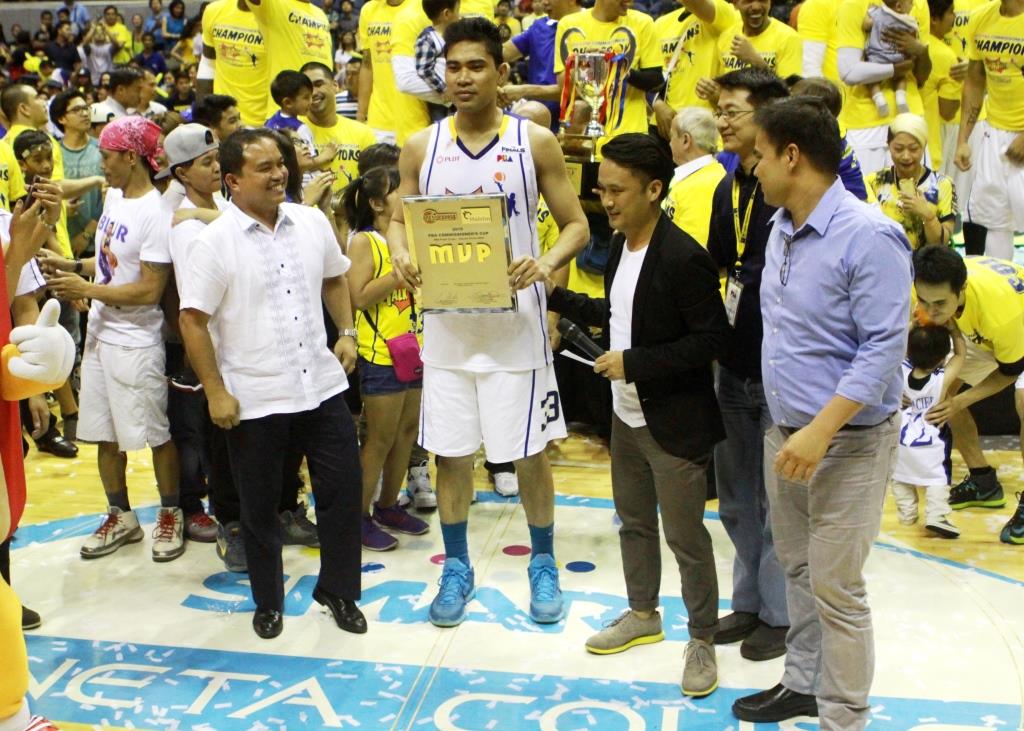 PBA finals MVP Ranidel De Ocampo holds up his trophy after the Texters' clinched the commissioner's cup crown. PBA IMAGES 
