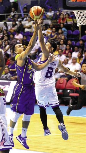 TALK ‘N Text spitfire Jayson Castro lays it up off Purefoods’ Peter Jun Simon in last night’s still unfinished Game 2 at the Big Dome. AUGUST DELA CRUZ