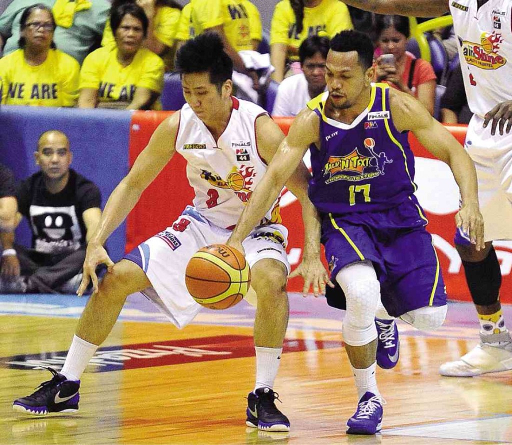  JERIC Teng of Rain or Shine (left) loses the ball to Jason Castro of Talk ‘N Text during Game 2 of their Finals series on Friday.  AUGUST DELA CRUZ 