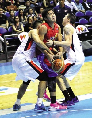 RAIN or Shine slasher Ryan Araña (center) gets no chance to attack the basket as Meralco’s Sean Anthony (left) and Cliff Hodge gang up on him in last night’s Game 3 at Smart Araneta Coliseum. AUGUST DELA CRUZ 