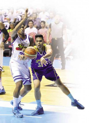 RANIDEL de Ocampo of Talk ‘N Text issues a pass under pressure from Joe Devance of Purefoods in Monday’s Game 2.  AUGUST DELA CRUZ