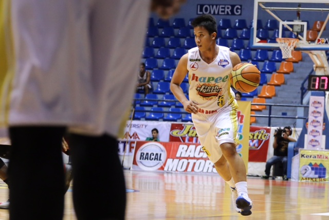 Baser Amer of Hapee dribbles the hoop. Photo by Tristan Tamayo/INQUIRER.net 