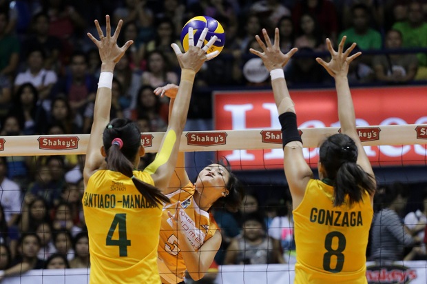 Gretchel Soltones tries to score between two blockers. Photo by Tristan Tamayo/INQUIRER.net