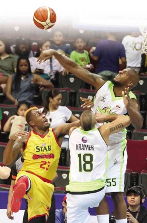GLOBALPORT import Steve Thomas (right) thwarts a shot by Star’s Marqus Blakely (left).  MARIANNE BERMUDEZ 