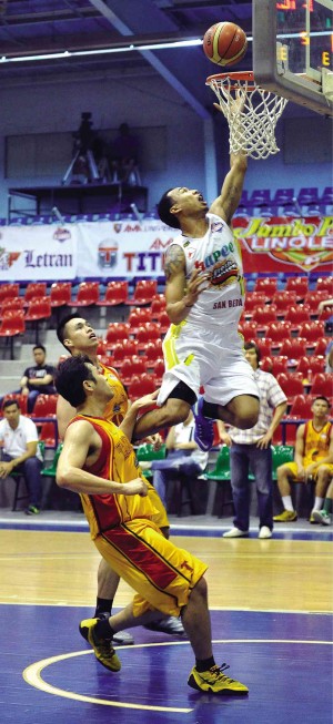 CRIS Newsome of Hapee gets away from two Tanduay Light defenders for a layup in yesterday’s game at Ynares Sports Arena in Pasig. AUGUST DELA CRUZ
