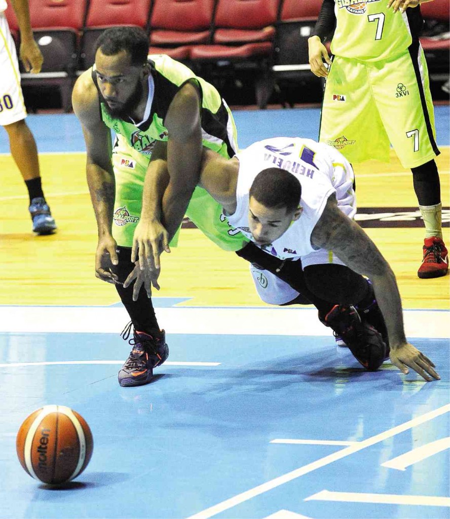 GLOBALPORT’S Stanley Pringle (left) has the edge in this loose ball scramble with Blackwater’s Brian Heruela in last night’s game at the Big Dome. AUGUST DELA CRUZ