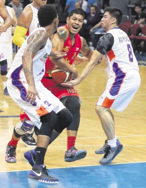 BARAKO Bull’s William Wilson tries to keep the ball against the NLEX double team of KG Canaleta (left) and Pamboy Raymundo. MARIANNE BERMUDEZ