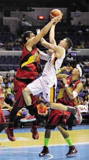 CLIFF Hodge of Meralco goes for a shot off June Mar Fajardo of San Miguel in yesterday’s match at Smart Araneta Coliseum.  AUGUST DELA CRUZ