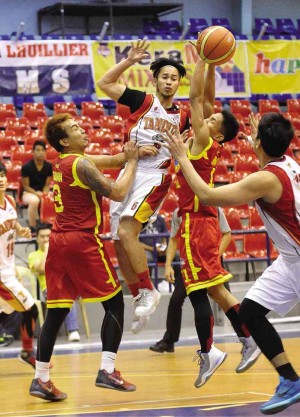 TANDUAY gunner Roi Zumang (top) opts to make a pass as he is harassed by Jamil Gabawan and Jaypee Belencion of Kera Mix. AUGUST DELA CRUZ 