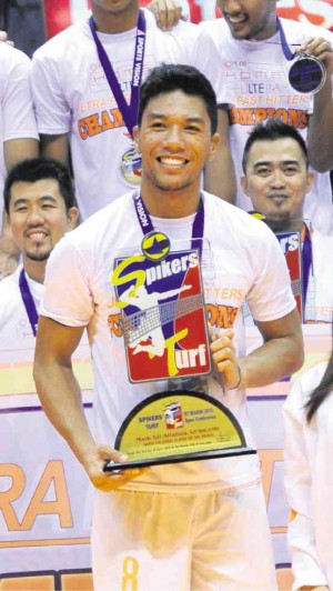 FINALS MVP Mark Alfafara of PLDT Home Ultera shows his trophy after scoring 23 points in the title clincher against Cagayan. AUGUST DELA CRUZ
