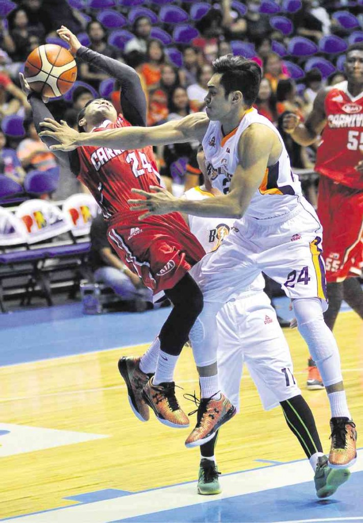 KIA’S Virgil Buensuceso gets  fouled by Meralco’s Rey  Guevarra as he drives to the  basket in their game yesterday.AUGUST DELA CRUZ
