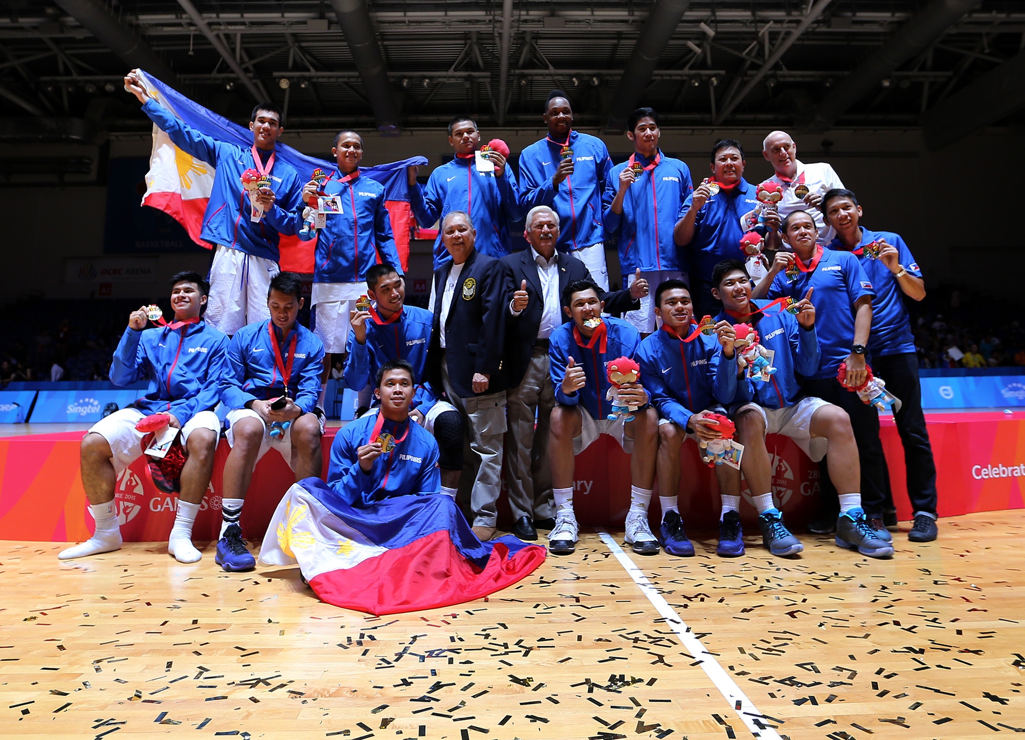 The Philippines Men's Basketball team win the gold beating Indonesia in the finals during the 28th SEA Games held at the OCBC Arena Hall 1, Singapore Sports Hub. Also in photo PSC Chairman Richie Garcia and POC 1st vice president Joey Romasanta. INQUIRER PHOTO/RAFFY LERMA