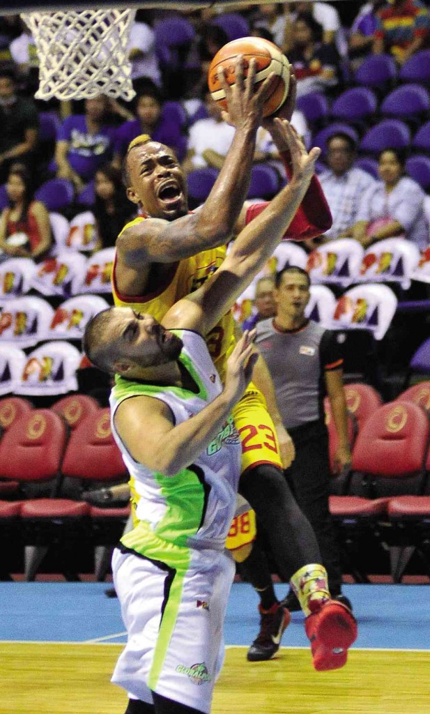 STAR’S Marqus Blakely takes it hard to the basket off Globalport’s Doug Kramer in last night’s lopsided game at the Big Dome. AUGUST DELA CRUZ 