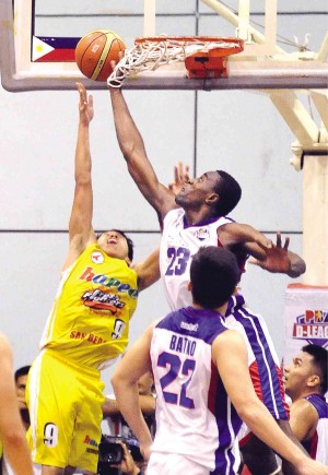 CAFE France’s Rodrigue Ebondo blocks Hapee’s Nico Elorde in yesterday’s hotly contested Game 2 at Ynares Sports Arena in Pasig. AUGUST DELA CRUZ