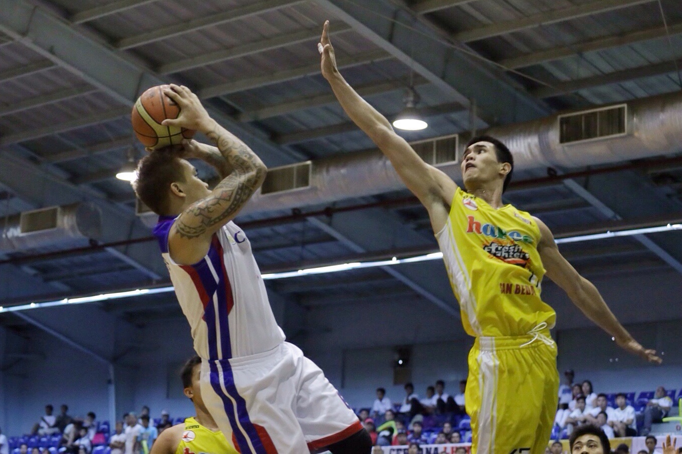 Eloy Poligrates shoots over Troy Rosario. Photo by Tristan Tamayo/INQUIRER.net