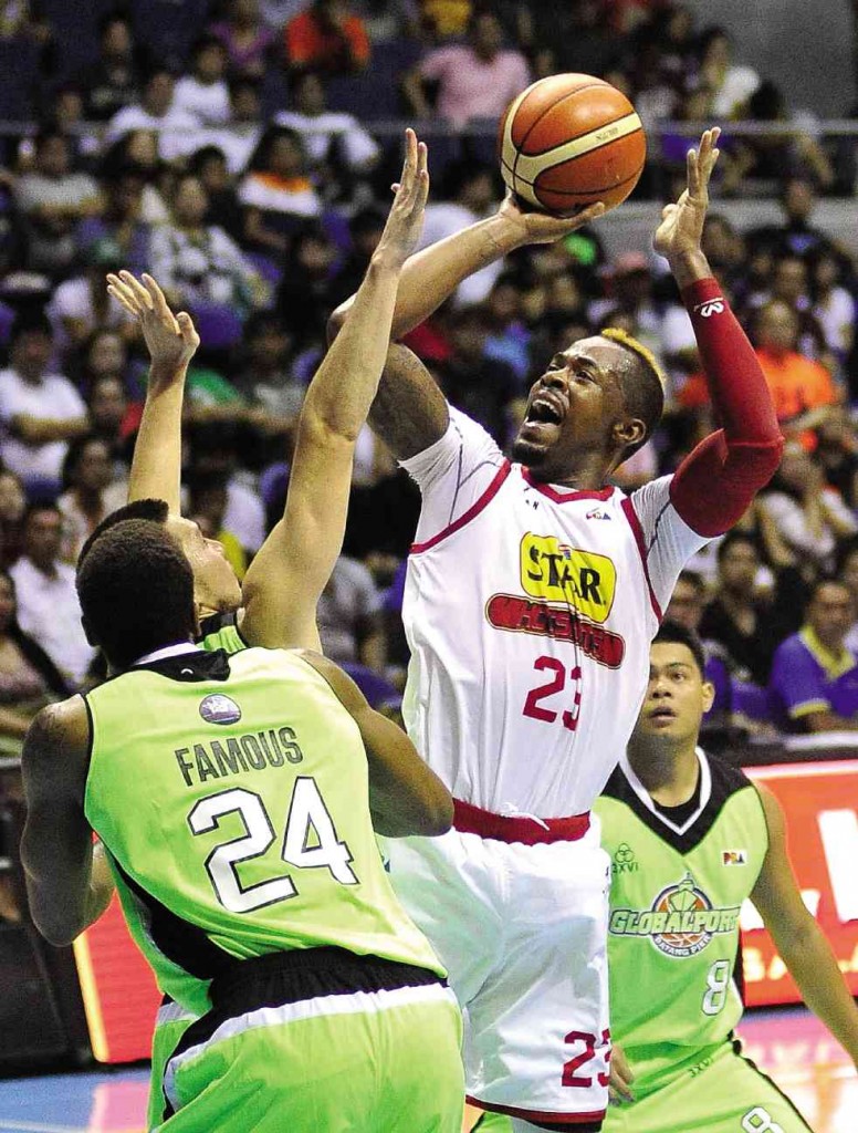 STAR import Marqus Blakely puts up a shot off Globalport’s Jarrid Famous and Billy Mamaril in last night’s game at the Big Dome. AUGUST DELA CRUZ 