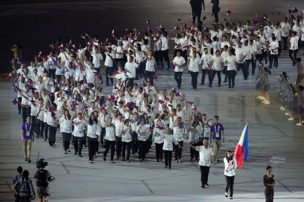 The Philippine delegation led by flag bearer Alyssa Valdez parade during the Opening Ceremony of the 28th SEA Games held at the Singapore National Stadium, Singapore Sports Hub. INQUIRER PHOTO/RAFFY LERMA