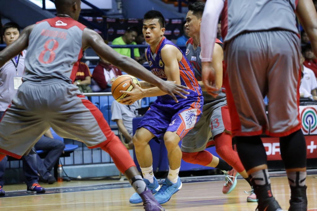 Arellano's Jiovani Jalalon weaves his way through the defense of Lyceum. TRISTAN TAMAYO/INQUIRER.net