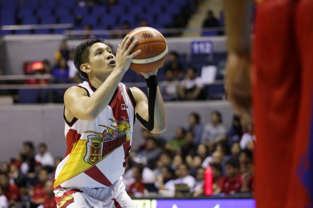 Alex Cabagnot shoots freethrows. Photo by Tristan Tamayo/INQUIRER.net