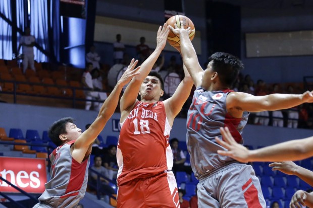 Art Dela Cruz puts up a shot against two defenders. Photo by Tristan Tamayo/INQUIRER.net