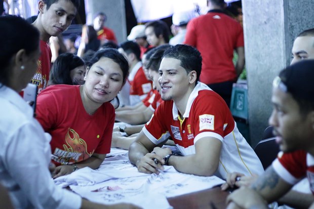 Marcio Lassiter posing with a fan. Photo by Tristan Tamayo/INQUIRER.net 