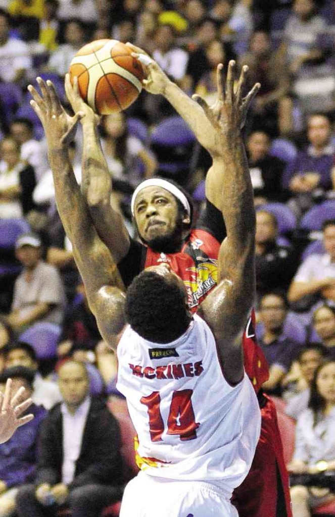 SAN MIGUEL BEER import Arizona Reid puts up a shot against the defense of Rain or Shine’s Wendell McKines during last night’s still ongoing game. August dela cruz 